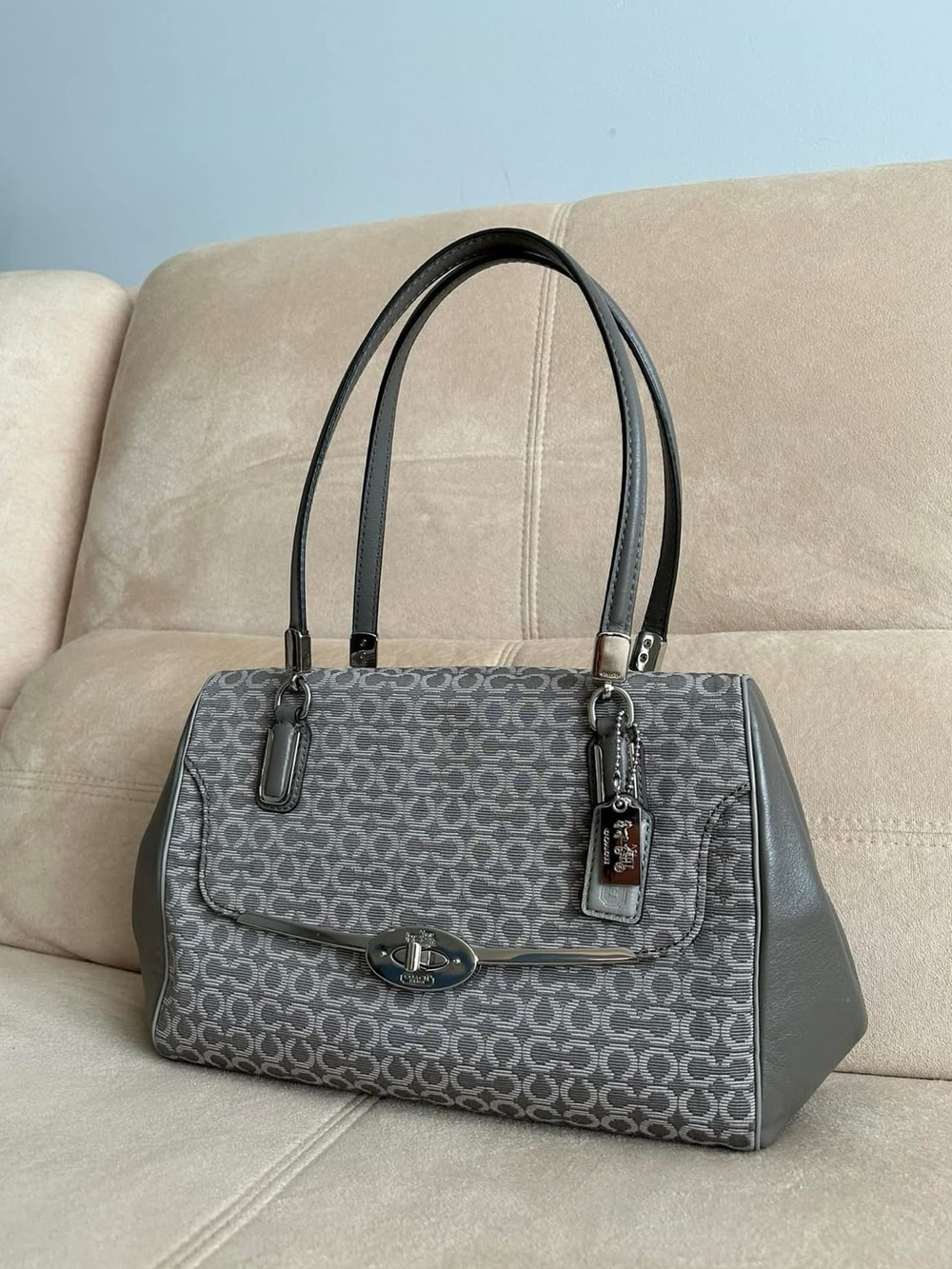 Classy Timeless Coach Signature Satchel, Tote, Shoulder Bag